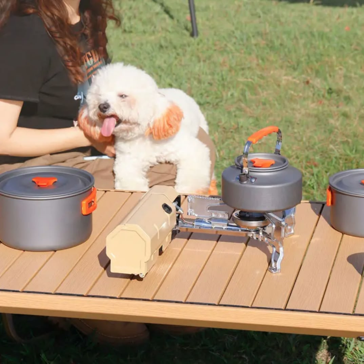 Mini Camping Gaskocher im Einsatz auf dem Campingtisch