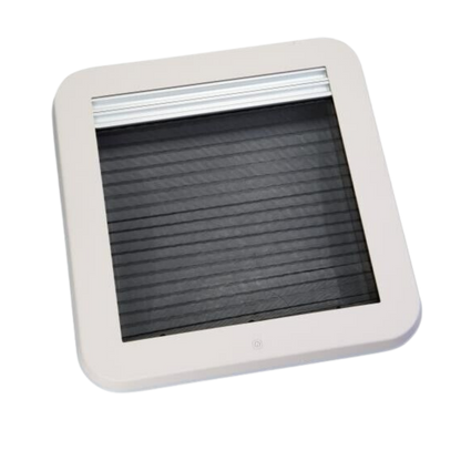 Insektenschutz für Wohnmobile: Die Freucamp Dachluke mit feinmaschigem Fliegengitter und Magnetverschluss.