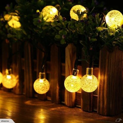 Solarlichterkette mit LED-Kugeln im Einsatz