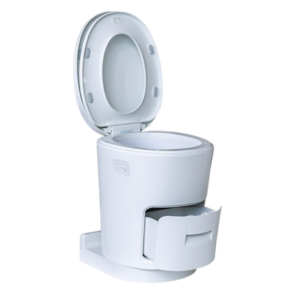 Weiße verschweißende 12V Toilette für Camper mit geöffnetem Deckel und ausziehbarem Entnahmefach für Folienbeutel – chemiefreie Clesana Alternative.